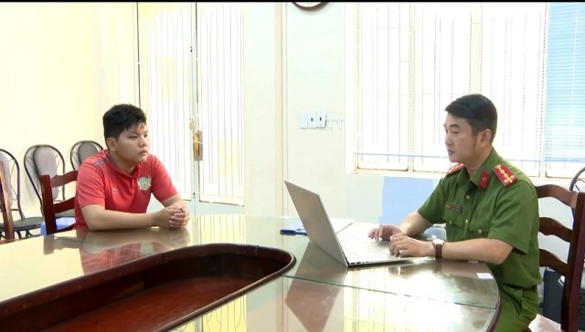Cơ quan công an làm việc với Nguyễn Khoa Minh. (Ảnh: Công an TPHCM)