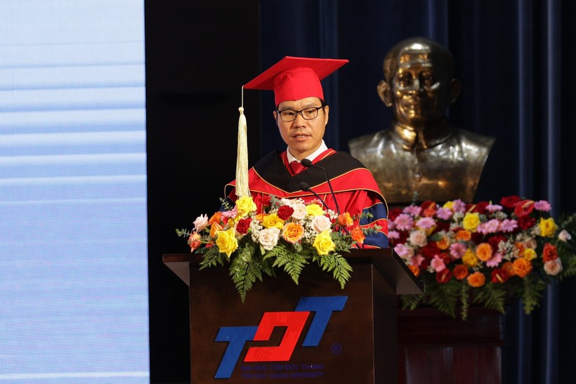 TS Trần Trọng Đạo, Hiệu trưởng Trường Đại học Tôn Đức Thắng phát biểu tại lễ tốt nghiệp, chiều 24/5. Ảnh: TDTU