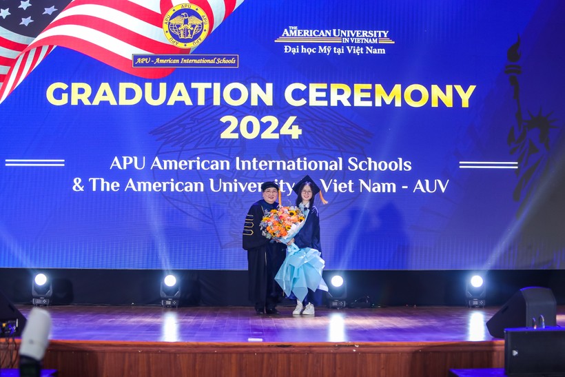 Chủ tịch Tập đoàn Phát triển Giáo dục Hoa Kỳ APU, Tiến sĩ Trần Nguyễn Thy Bình trao bằng tốt nghiệp cho học sinh trung học.