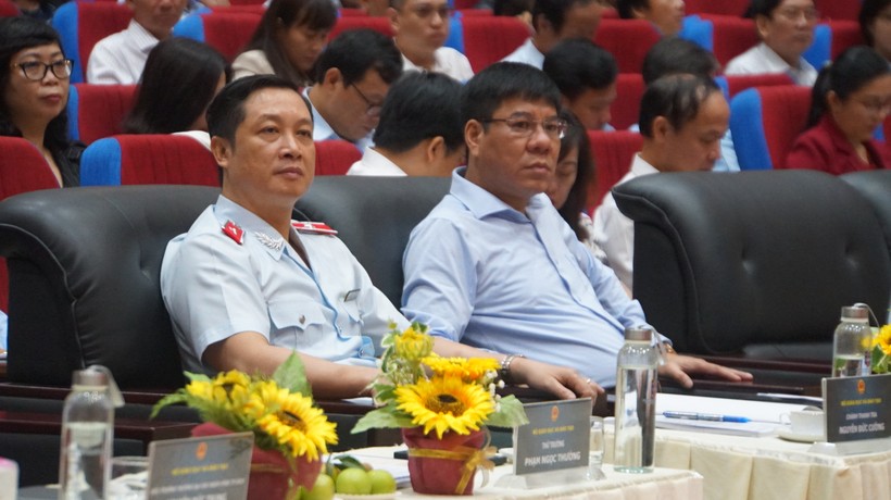 Ông Nguyễn Đức Cường, Chánh Thanh tra - Bộ GD&ĐT (bên trái, hàng trên) và ông Huỳnh Văn Chương, Cục trưởng Cục Quản lý chất lượng - Bộ GD&ĐT. Ảnh: Mạnh Tùng