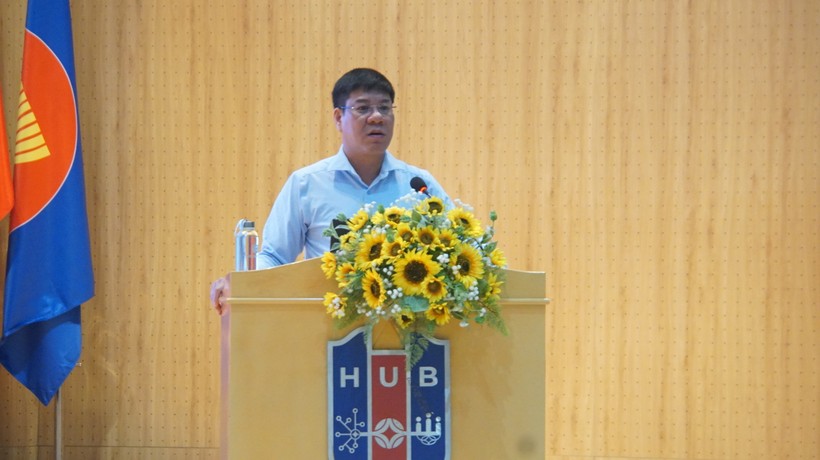 Ông Huỳnh Văn Chương trình bày những điểm mới và cần chú ý trong quy chế và hướng dẫn Kỳ thi tốt nghiệp THPT năm 2024. Ảnh: Mạnh Tùng