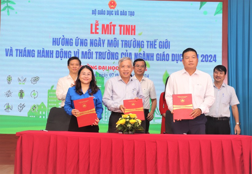 Trường Đại học Nha Trang ký kết với một số đơn vị trong việc thực hiện các biện pháp giáo dục, tuyên truyền và hoạt động bảo vệ môi trường. (Ảnh: NTU)