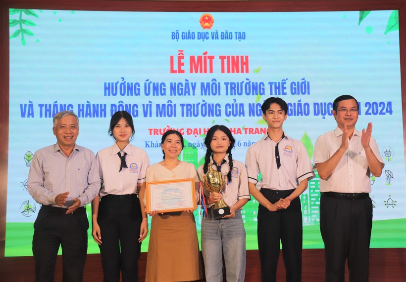 Thứ trưởng Nguyễn Văn Phúc (bìa phải) trao giấy chứng nhận cho các đội đạt giải cao trong cuộc thi Môi trường xanh 2024. (Ảnh: NTU)
