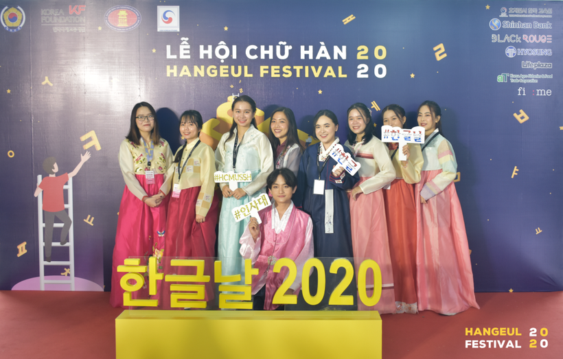 Sinh viên khoa Hàn Quốc học, Trường Đại học Khoa học Xã hội và Nhân văn tại lễ hội chữ Hàn năm 2020. (Ảnh: HCMUSSH)