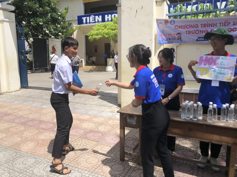 Thí sinh tại điểm thi Trường THPT Lý Tự Trọng (TP Nha Trang, Khánh Hòa) nhận nước từ đội tiếp sức mùa thi, Trường Đại học Nha Trang. (Ảnh: NTU)