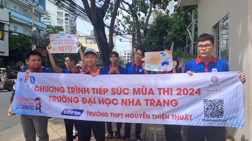 Đội tiếp sức mùa thi Trường Đại học Nha Trang tại điểm Trường THPT Nguyễn Thiện Thuật. (Ảnh: NTU)