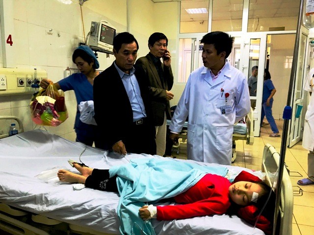 Ông Phạm Đăng Quyền - Phó Chủ tịch UBND tỉnh Thanh Hóa (áo đen) đến thăm hỏi các cháu tại bệnh viện.