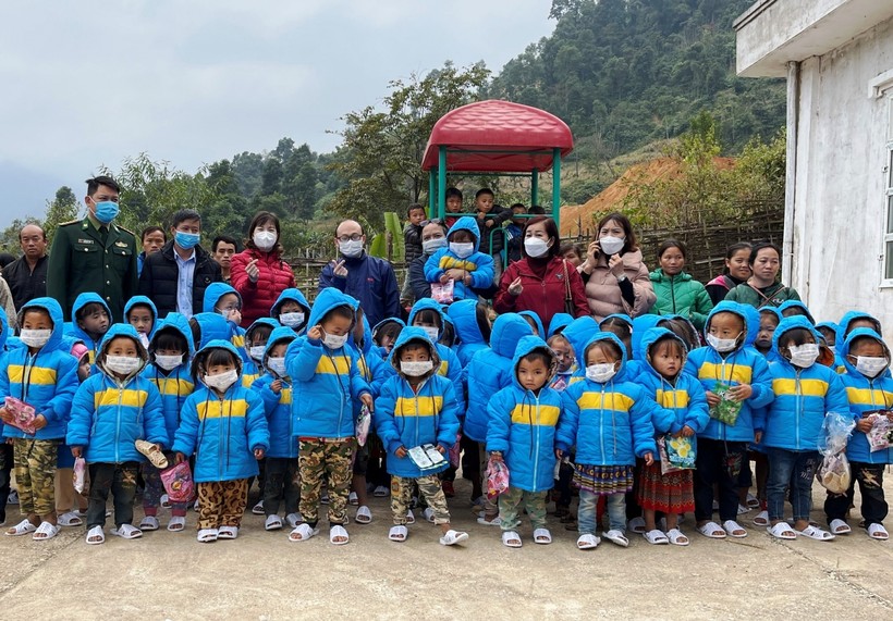 Các bé ở điểm lẻ bản Ón, Trường Mầm non Tam Chung (Mường Lát, Thanh Hóa) nhận áo ấm từ thiện.