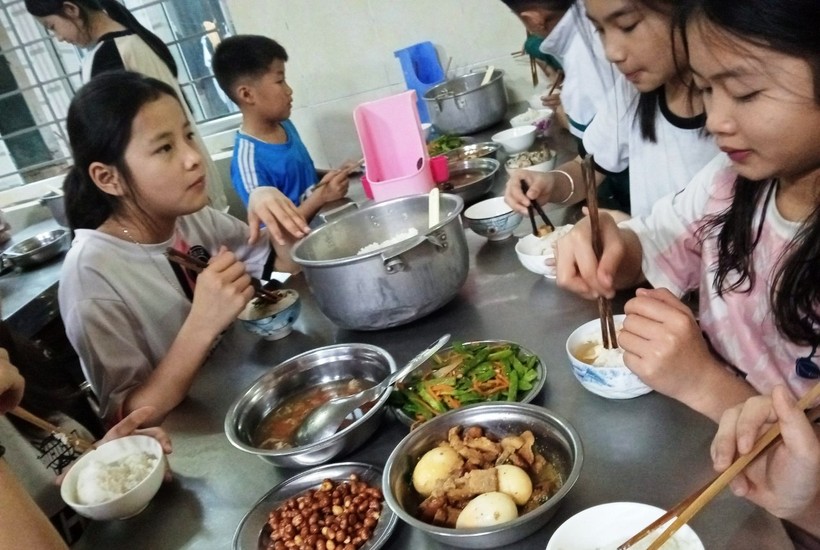 Học sinh Trường PTDTNT -THCS Quan Sơn ăn cơm tại nhà ăn của trường. ( Ảnh: NTCC)