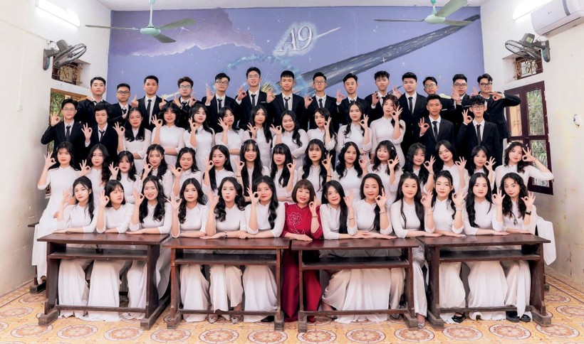 Cô giáo và học trò lớp 12A9, trường THPT Đào Duy Từ (TP Thanh Hóa) cùng nhau chụp ảnh lưu niệm năm cuối cấp. (Ảnh: NTCC)
