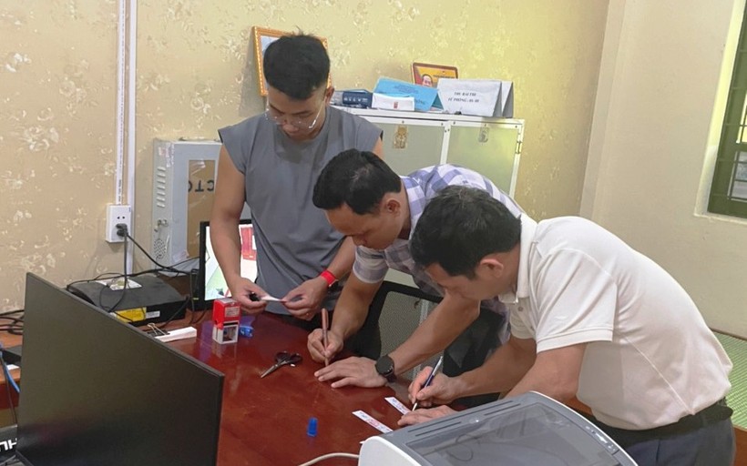 Những người có trách nhiệm cùng ký niêm phong tủ đựng đề thi tại Trường THPT Quan Sơn, tỉnh Thanh Hóa. (Ảnh: HĐ)
