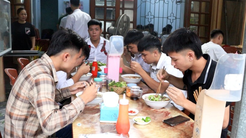 Thí sinh được ăn sáng miễn phí tại thị trấn Hồi Xuân (Quan Hóa, Thanh Hóa). Ảnh: Thế Lượng.
