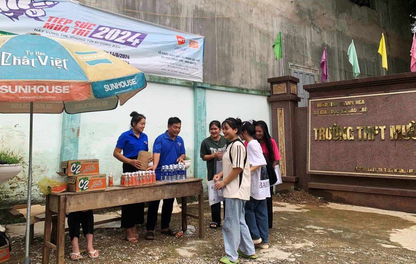 Thí sinh ở huyện Mường Lát (Thanh Hóa) được lực lượng thanh niên tình nguyện phục vụ nước uống miễn phí. (Ảnh: HĐ).