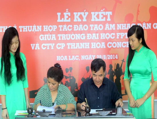TS Lê Trường Tùng - Hiệu trưởng trường Đại học FPT và NSND Thanh Hoa ký kết thỏa thuận hợp tác đào tạo âm nhạc dân gian.