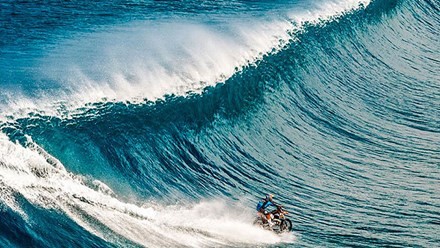 Tròn mắt xem lướt sóng bằng… xe máy
