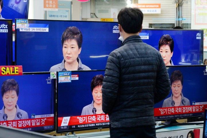 Một người dân Hàn Quốc theo dõi tin tức truyền hình về Tổng thống Hàn Quốc Park Geun-hye có bài phát biểu trước toàn dân tại thủ đô Seoul vào ngày 29/11/2016