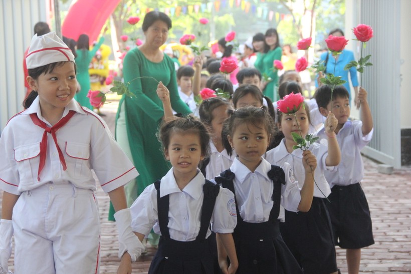 Đón học sinh lớp 1 trong lễ khánh thành và khai giảng của Trường Tiểu học Lê Đình Chinh 
