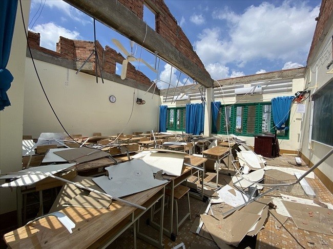 Phòng học tại dãy nhà B của Trường THPT Bình Phú hư hỏng nặng sau cơn giông lốc chiều tối ngày 31/10