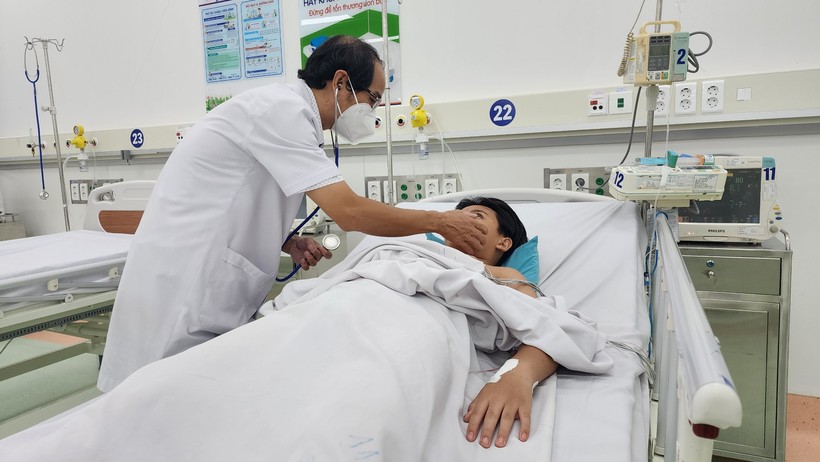 PGS.TS.BS Phạm Văn Quang, Trưởng Khoa Hồi sức Tích cực, Bệnh viện Nhi đồng 1 đang thăm khám cho bệnh nhi có liên quan đến vụ nghi ngộ độc bánh mì ở Thành phố Long Khánh.