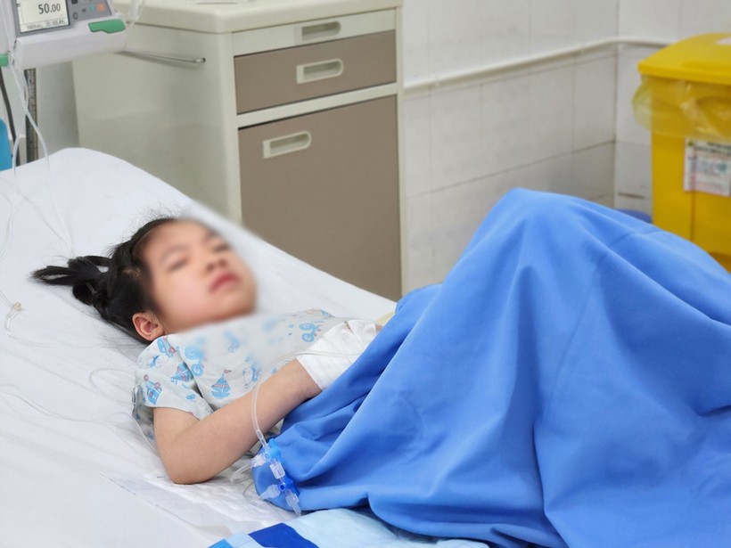 Bệnh nhi học lớp 2 liên quan đến vụ ngộ độc bánh mì ở TP Long Khánh đang điều trị tại Bệnh viện Nhi Đồng Đồng Nai. 