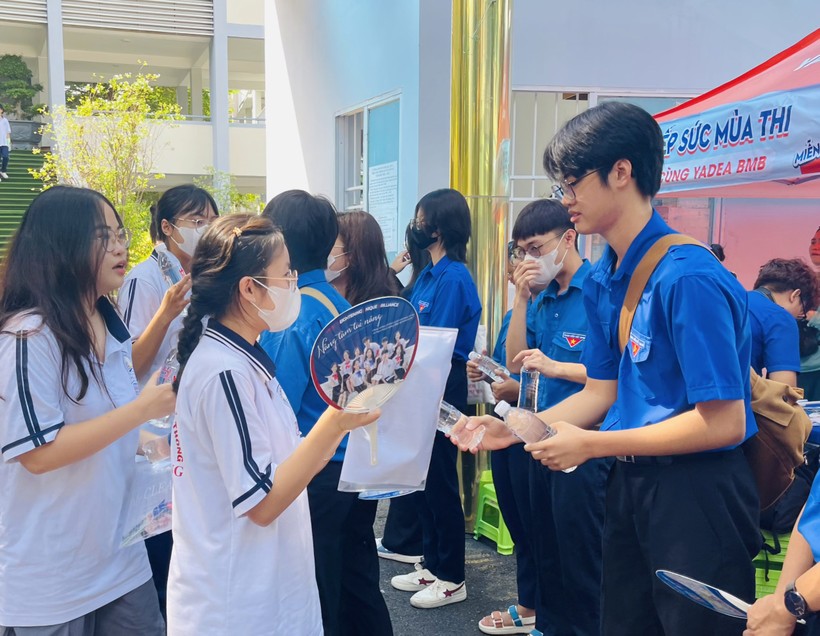 Tại điểm thi Trường THPT Đinh Tiên Hoàng, đội tiếp sức mùa thi có mặt từ sớm để hỗ trợ các thí sinh hoàn thành bài thi tổ hợp.