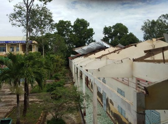 Trường THPT Huỳnh Phi Hùng bị lốc xoáy làm hư hại nặng