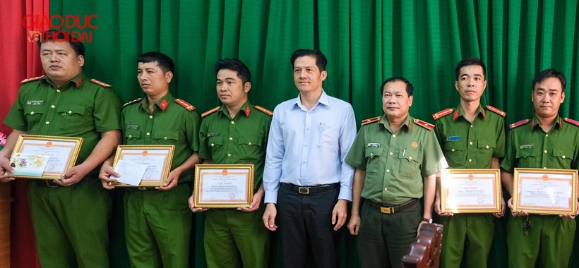 Thiếu tướng Nguyễn Văn Thuận và ông Huỳnh Trung Trứ trao giấy khen cho lực lượng công an triệt phá băng nhóm trộm xe.