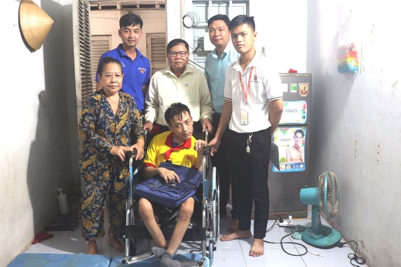 Đại diện Đoàn Trường ĐH Cửu Long đến trao tặng xe lăn và cặp cho Lâm Nhật Hy.
