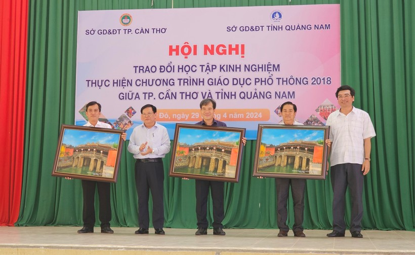 Lãnh đạo Sở GD&ĐT TP Cần Thơ và lãnh đạo Sở GD&ĐT tỉnh Quảng Nam trao quà lưu niệm tại hội nghị.