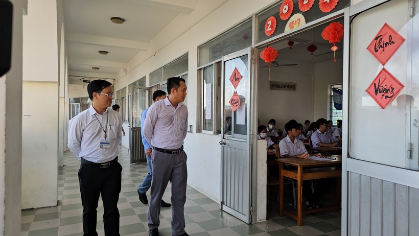 Cán bộ Sở GD&ĐT TP Cần Thơ kiểm tra công tác thi tại Trường THPT Trần Đại Nghĩa.