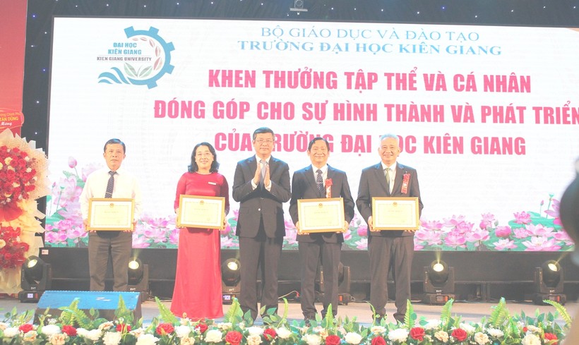 Thứ trưởng Bộ GD&ĐT Nguyễn Văn Phúc thay mặt lãnh đạo Bộ tặng bằng khen các tập thể, cá nhân Trường ĐH Kiên Giang.