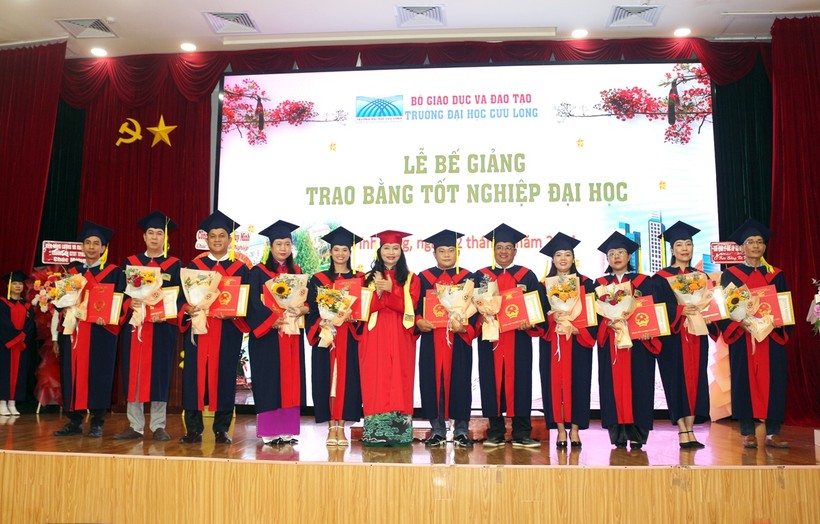 TS Đặng Thị Ngọc Lan, Phó Hiệu trưởng Trường ĐH Cửu Long khen thưởng tân cử nhân tốt nghiệp xuất sắc.