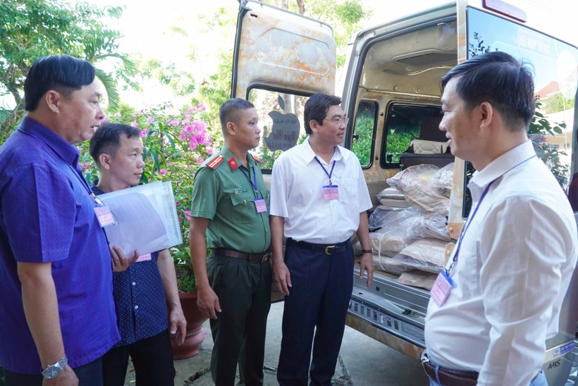 Ông Trần Thanh Bình, Giám đốc Sở GD&ĐT cùng lực lượng làm nhiệm vụ kiểm tra, giám sát từng khâu.
