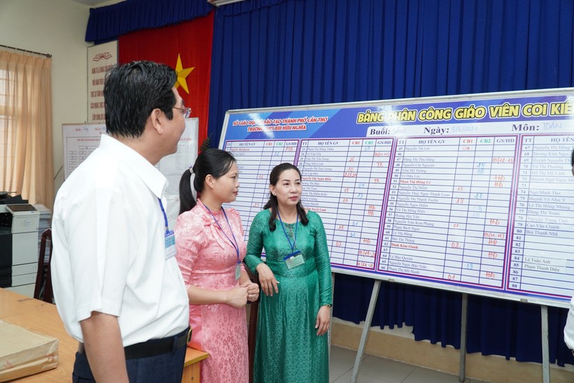Ông Trần Thanh Bình, Giám đốc Sở GD&ĐT TP Cần Thơ động viên cán bộ làm công tác thi tại Trường THPT Bùi Hữu Nghĩa.