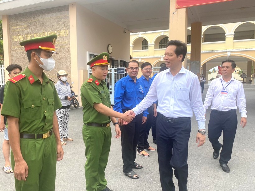 Ông Nguyễn Thành Diệu, Phó Chủ tịch UBND tỉnh Tiền Giang động viên lực lượng làm nhiệm vụ thi.