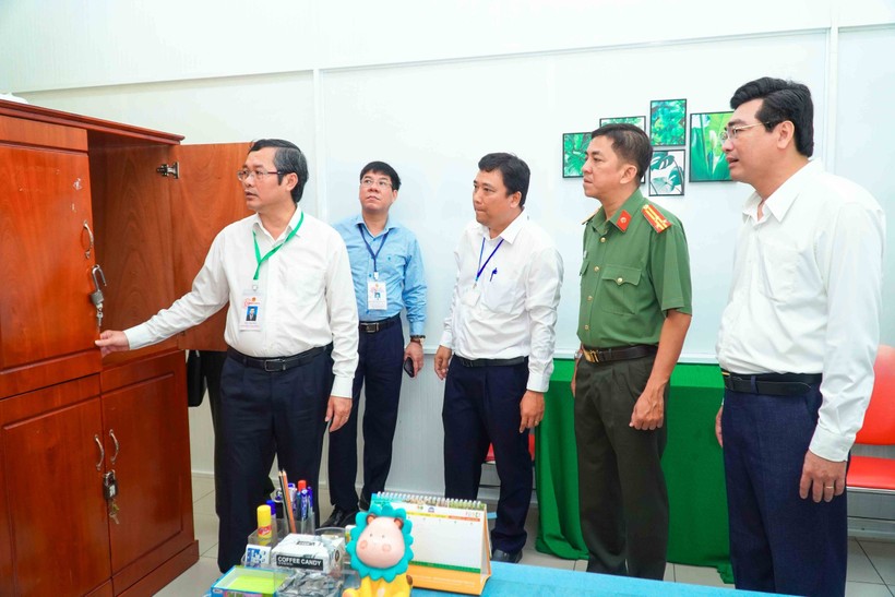Thứ trưởng Nguyễn Văn Phúc và đoàn công tác kiểm tra tại Trường THPT Bùi Hữu Nghĩa (quận Bình Thủy, TP Cần Thơ).