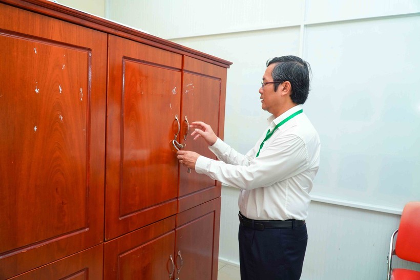 Thứ trưởng Nguyễn Văn Phúc kiểm tra tủ chứa đề thi.