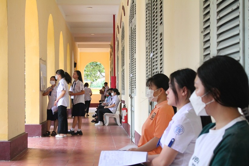 Thí sinh tại điểm thi Trường THPT Châu Văn Liêm (quận Ninh Kiều) có mặt từ sớm.
