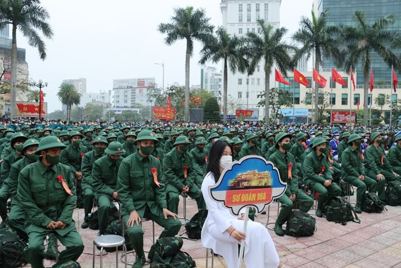 Thừa Thiên – Huế hơn 1.400 thanh niên hăng hái lên đường nhập ngũ.
