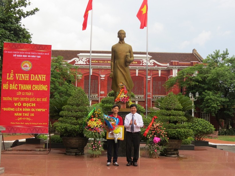 Ông Nguyễn Dung - Phó Chủ tịch UBND tỉnh Thừa Thiên Huế - chúc mừng chiến thắng  của Hồ Đắc Thanh Chương