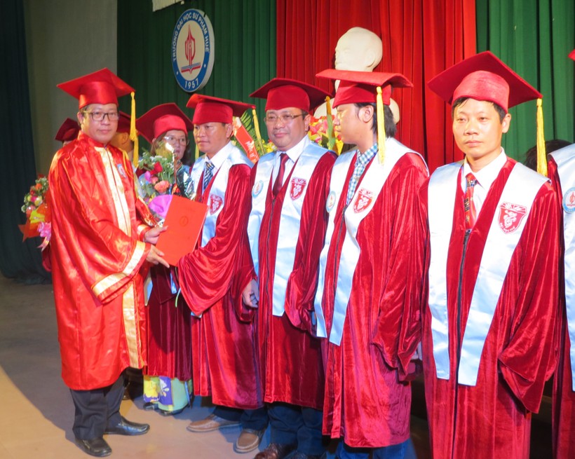 TS. Lê Anh Phương – Hiệu trưởng Trường ĐHSP Huế  trao bằng cho các tân Tiến sĩ năm 2017