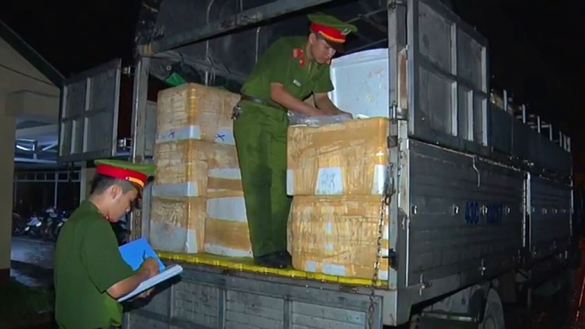 Xe tải chở nội tạng động vật thối khi đi qua địa phận Thủy Phù - Thị xã Hương Thủy bị CSGT Hương Thủy bắt giữ