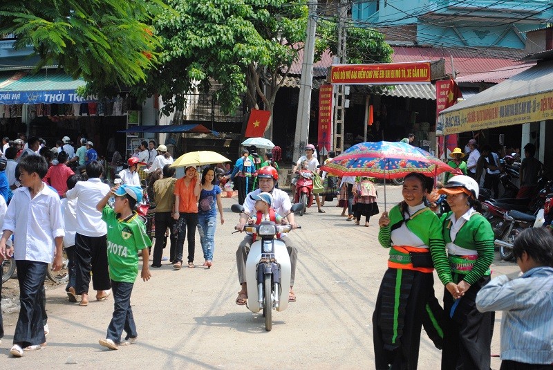 Phụ nữ đồng bào Mông xuống thị trấn huyện Mường Lát chơi Tết Độc lập.