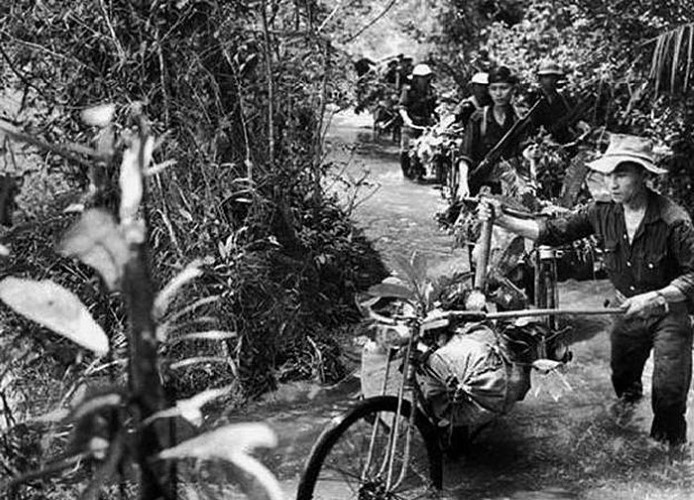 Đoàn xe vận tải hùng hậu và quân đội ta trong chiến dịch
Hồ Chí Minh 1975 trên đường Trường Sơn. Ảnh: Bảo tàng Lịch sử Quân sự Việt Nam