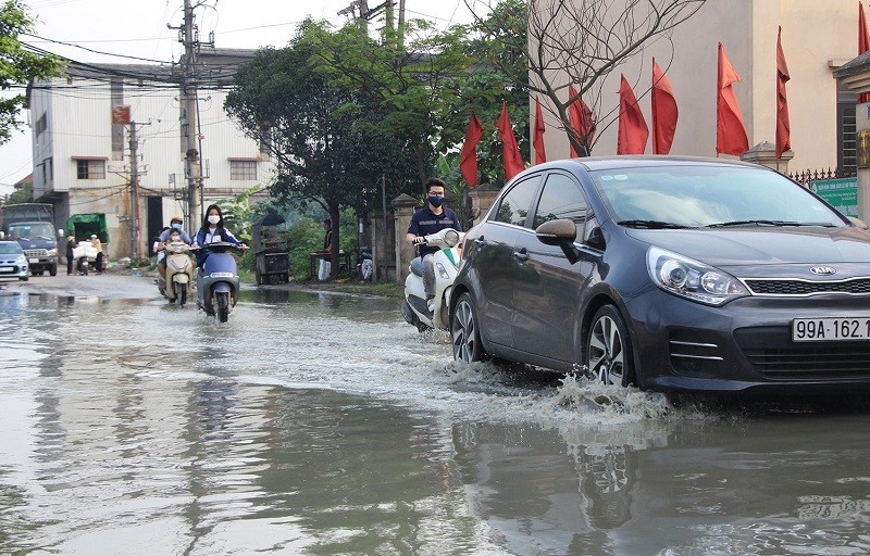 Khu vực cổng Trường THCS Phong Khê ngập úng cục bộ những ngày qua.