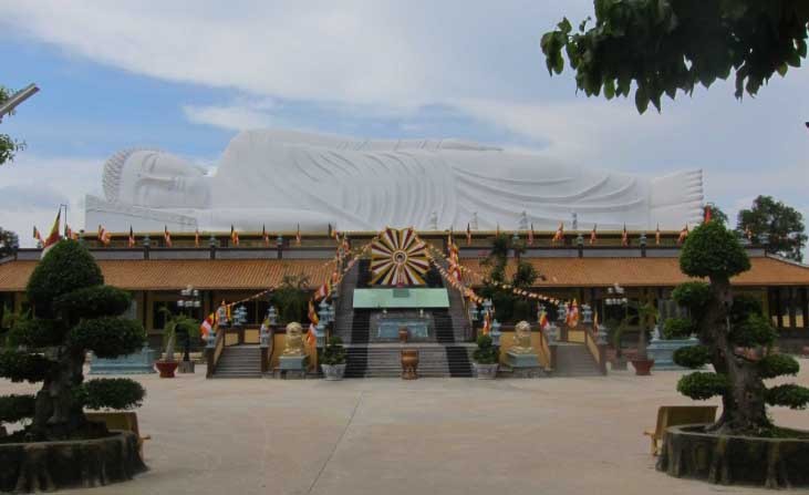Tượng Phật Thích Ca nhập niết bàn dài 52m trên mái Trường Trung cấp Phật học tỉnh Bình Dương ở TP Thủ Dầu Một. Ảnh: Phanxipăng.
