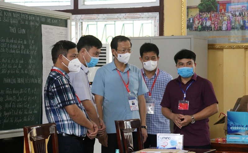 Thứ trưởng Phạm Ngọc Thưởng kiểm tra tại điểm thi Trường THPT chuyên Cao Bằng.