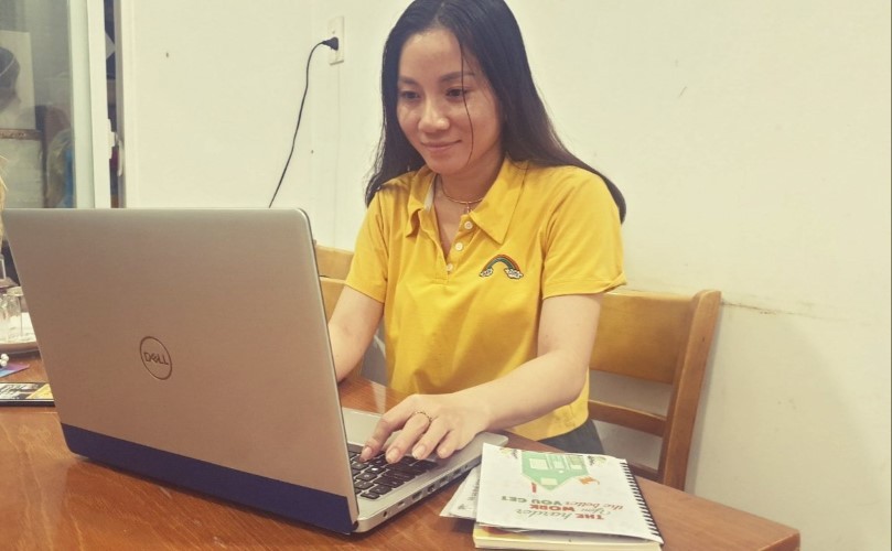 Sinh viên Nguyễn Thị Thanh Thủy học trực tuyến tại nhà trọ. Ảnh: NVCC