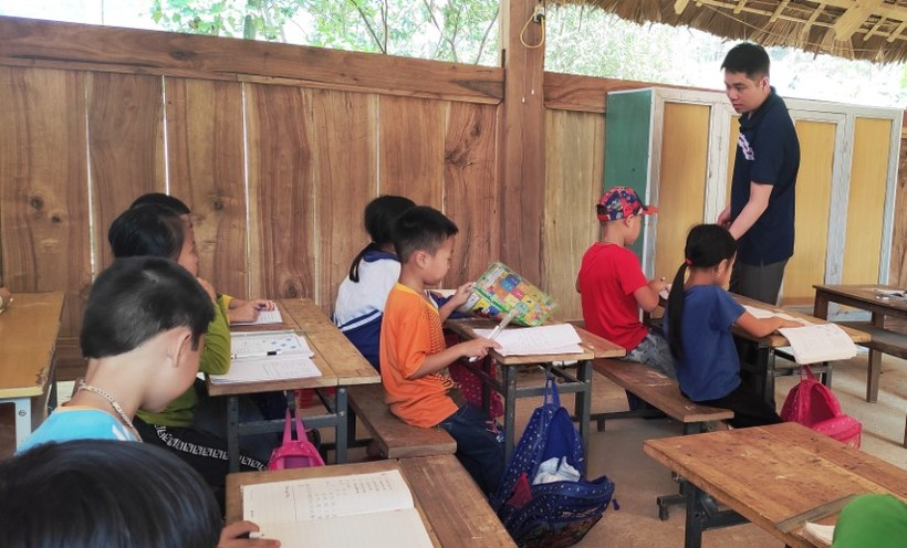 Lớp học ở điểm lẻ Cha Lung (Trường Tiểu học Tam Thanh, Quan Sơn, Thanh Hóa) chưa thể sử dụng
thiết bị dạy học. Ảnh: Hồng Đức