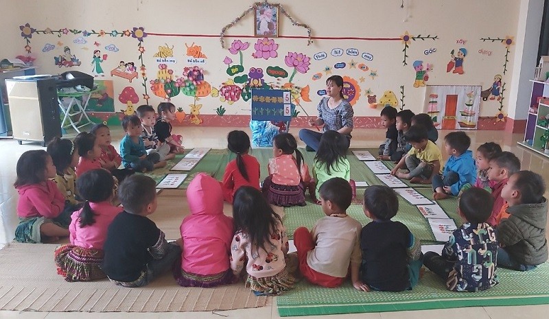 Cô Hồ Thị Kim Thoa trong giờ lên lớp giảng dạy cho các em học sinh mầm non. Ảnh: NVCC